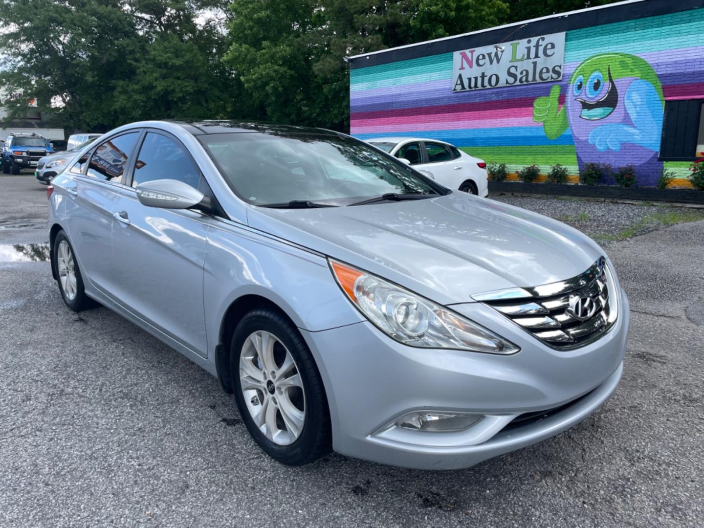 2013 SILVER HYUNDAI SONATA SE (5NPEC4AC6DH) with an 2.4L engine, Automatic transmission, located at 5103 Dorchester Rd., Charleston, SC, 29418-5607, (843) 767-1122, 36.245171, -115.228050 - Clean Interior with Leather, Double Sunroof, Navigation, Backup Camera, CD/AUX/Sat/Bluetooth, Dual Climate Control, Power Everything (windows, locks, seats, mirrors), Heated Seats, Push Button Start, Keyless Entry, Alloy Wheels. Local Trade-in!! Located at New Life Auto Sales! 2023 WINNER for Post - Photo#0